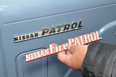 日産 2代目 パトロール:オーナーの鈴木茂さんは現在車体についている「NISSAN PATROL」のエンブレムのほかに「NISSAN FIRE PATROL」のエンブレムも大切に保管している