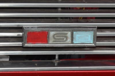 日産 サニークーペ：フロントグリルに配されるエンブレム