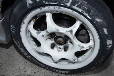 ダイハツ L700型 ミラ:使い込んだ感が満点のホイールはキッズレーシング。タイヤは定番のポテンザRE-71RS