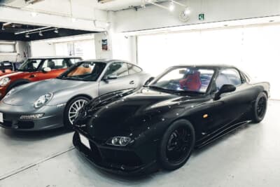 黒のマツダ RX-7はフロントがプロテクション、リアがコーティングの車両。ドアが境目となっていたがその差はぜんぜんわからなかった