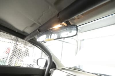 スズキ HA36型 アルト：視界の広いキノクニのルームミラーがお気に入り。走行中の後方確認が楽になったそうだ