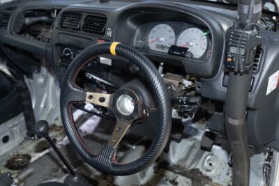 スズキ HA23S型 アルト:コクピットは操作性と視認性を重視しシンプルに。シフトアップの回転数もテープで表示