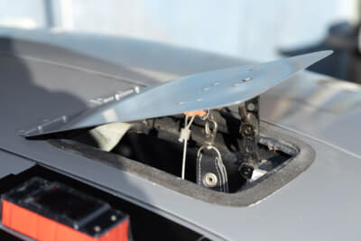 スズキ EA11R型 カプチーノ：エアコンがないため室内はまさに灼熱。そこで屋根にダクトを開け外気を取り入れている