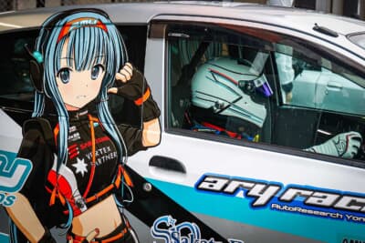 オフシーズンの間にお色直ししたマシンもちらほら。写真は38号車で歴代のレースカーすべてにラッピングを施して参戦している