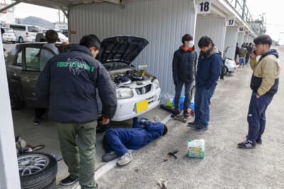 予期せぬトラブルが発生するのは耐久レースの常だ。懸命に修復してコース復帰を目指す