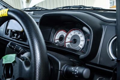 スズキ HA36型 アルトバン:メーターも当然ワークス用だ。エンジンとミッション以外にも移植する部品は多く、パーツ取りのクルマを用意したほうが効率がいい