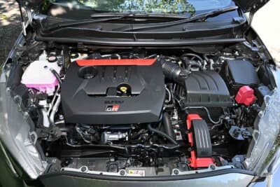 シリンダーヘッドの上側を覆うタイプのエンジンカバー