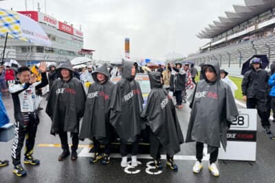 ルーキーレーシング。ポンチョ姿が可愛すぎる。ほっこり