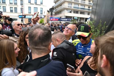 どこに行ってももみくちゃのバレンティーノ・ロッシ選手。スターとして生きるのは大変ですね