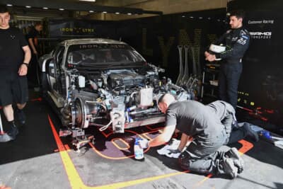 クラッシュをしてバラバラになったメルセデスAMG GT3。暑い中、メカさんたちのご尽力で見事復帰