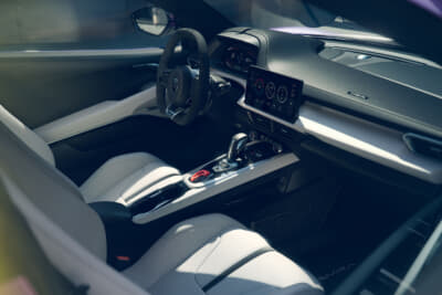 ロータス エミーラ ターボSE：ナッパレザーを採用したアイスグレーのインテリア。8速DCTを搭載