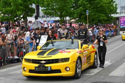 キャディラックをドライブするジェンソン・バトンらがフェラーリに続きます