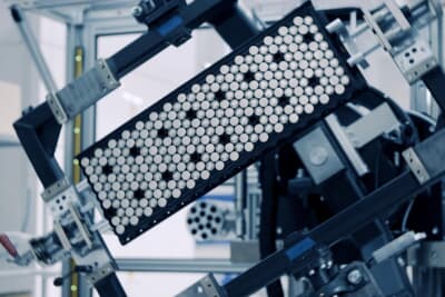 ブガッティ トゥールビヨンのバッテリーは1500個を超えるセルで構成され、膨大なエネルギー密度を誇る