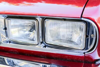 いすゞ 117クーペ：1977年に実施されたマイナーチェンジで、ヘッドライトが丸目4灯から角型4灯に変更された