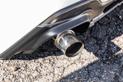 トヨタ GR86：マフラーはワンオフで製作。小さな砲弾型のテールエンドが左右斜めに向かって飛び出す独特のスタイルだ