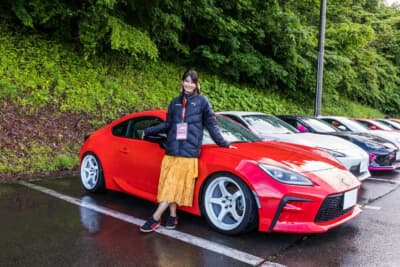 モデルやタレントとして活躍中の沢すみれさんは、クルマ好きとしても有名。足まわりを中心にカスタムを施した赤いGR86でガチ参加