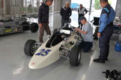 ハヤシ 702B：関西におけるFLのパイオニアとなったハヤシレーシング（当初は林カーショップ）の第 一世代、702Aの後期モデルが702B。製作者の林将一会長も「こうしたイベントに出てく るんは初めてちゃうかな」と