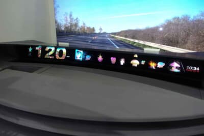 フロントウインドウ下に実はデッドスペースがあって、ここを利用してディスプレイにしようというアイデアである