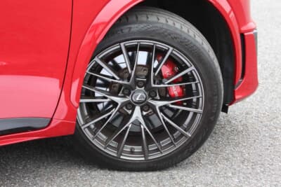 高性能モデルが生産されているドイツなのに、タイヤメーカーはコンチネンタル一択だ