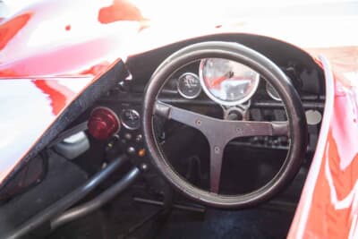 アバルト 3000SP：ステアリングの先にはタコメーターが備わる