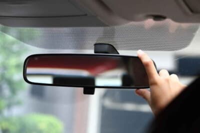 バックミラーは適正な位置にしたい