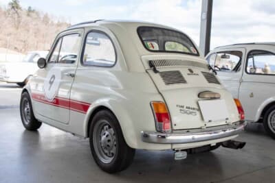 フィアット アバルト595SS：テールエンド下からのぞくアルミ製オイルパンと2本出しマフラーがアバルト595の目印