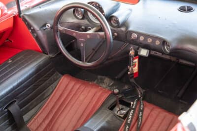 フィアット アバルト1300SP:コックピットには必要最低限の計器類とスイッチが備わるのみ