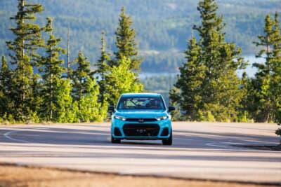 パイクスピーク決勝で初の燃料電池車となったホンダCR-V e:FCEV。この挑戦を支えたのが2011年のフォーミュラドリフトチャンピオンで、2020年のパイクスピークアンリミテッドクラス覇者の吉原大二郎選手