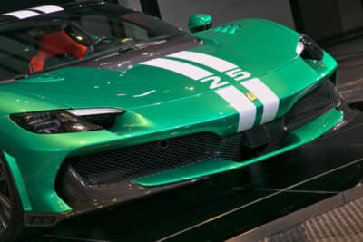 フェラーリ 296スペチアーレ：空力性能を向上させるため、フトントのエプロン部を拡大させた