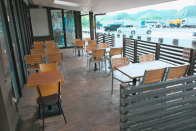 テラス席が用意されていて、心地良い風を感じながら食事ができる