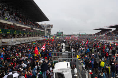 大勢のファンで賑わうピットロード (C)WEC