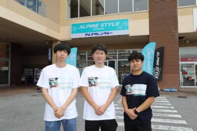 スタッフの黒木さん（中央）、鈴木さん（左）、志喜屋さん（右）