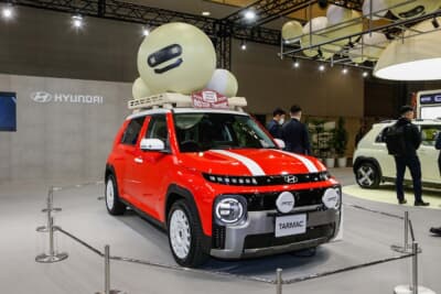 赤と白のコンビカラーが美しいヒョンデ インスター・ターマックでは、カスタムの楽しさを訴求