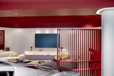 ショールームは、パフォーマンス、革新性、デザイン、クラフツマンシップといったフェラーリの中核的価値観を通じて、ブランドの本質を体現する空間を提供