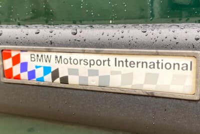 古いBMW M3のプレート。現在はこのようなプレートはボディの外に付いていませんね