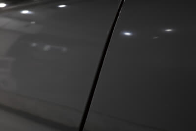 黒のマツダ RX-7はフロントがプロテクション、リアがコーティングの車両。ドアが境目となっていたがその差はぜんぜんわからなかった