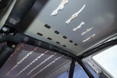 スズキ HA23S型 アルト:内装で安全性に影響のない部分はすべて外して軽量化。重量面のデメリットを克服したい