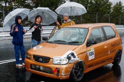 予選でクラッシュしたものの、修復して決勝に間に合わせた686号車。右のヘッドライトは観戦に来ていたスズキ HA23型アルトに借りたそうだ