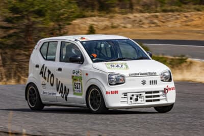 ブレーキのトラブルで作業に時間を費やした527＃ZtoAUTO CSW自動車部。実力のあるドライバーが揃っているだけに惜しかった