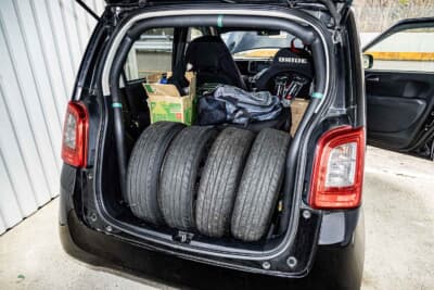 ホンダ N-ONE:リアシートを倒せば街乗り用のタイヤを始め、多くの荷物が搭載できる。さらに燃費は17L/kmなのでランニングコストも安い