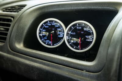 スズキ HA23型 アルト：追加メーターの配線が間に合わず今回はダミー。マシンのコンディション把握に欠かせないパーツなので第2戦までには動くようにしたい