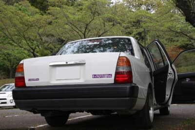 トヨタ コンフォート：リアには「ゆっくり走ろう百恵ちゃん」の昭和を感じるステッカーを貼っている