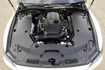 エンジン本体のみならず、周囲の臓物を隠すためにもカバーが使用された