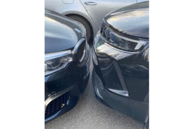 メディア駐車場にて。こんなにギリギリに停める必要ありますか?(笑)