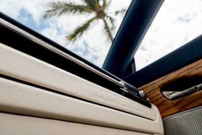 アストンマーティン DB12 ヴォランテ パームビーチエディション：ダッシュボードにはパームビーチの緯度・経度がエンボス加工され、コースタルな雰囲気を強調