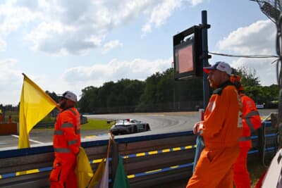 コースマーシャルのみなさん。灼熱のフリープラクティスでご苦労さまです