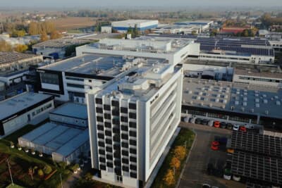 同社の取り組みは2010年に初の太陽光発電システムを導入したことにはじまり、その後、設備は1万5000平方メートルまで拡張された