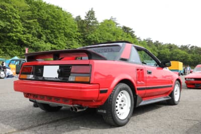 トヨタ 初代 AW11型 MR2：ジムカーナ車の場合は軽量化のためリアスポイラーレスが多かった。ストリート仕様としては、やはり付いていた方がカッコいい