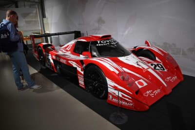 トヨタ GT-One TS020。このカラーリングをオマージュして、TOYOTA GAZOO Racingの7号車がル・マン24時間レースに参戦