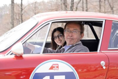 希少なアバルト シムカで34回目の“コッパディ小海”に参加するのは、数々の名車のデザインして名を馳せたカーデザイナー中村士郎氏、毎年、このイベントには愛車で参加している氏であるがアバルト シムカでの道中の渋滞はしんどかったそうだ